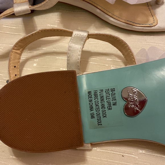 Betsy Johnson acrylic low heel white sandals, fabric glower on T/strap - Picture 5 of 5